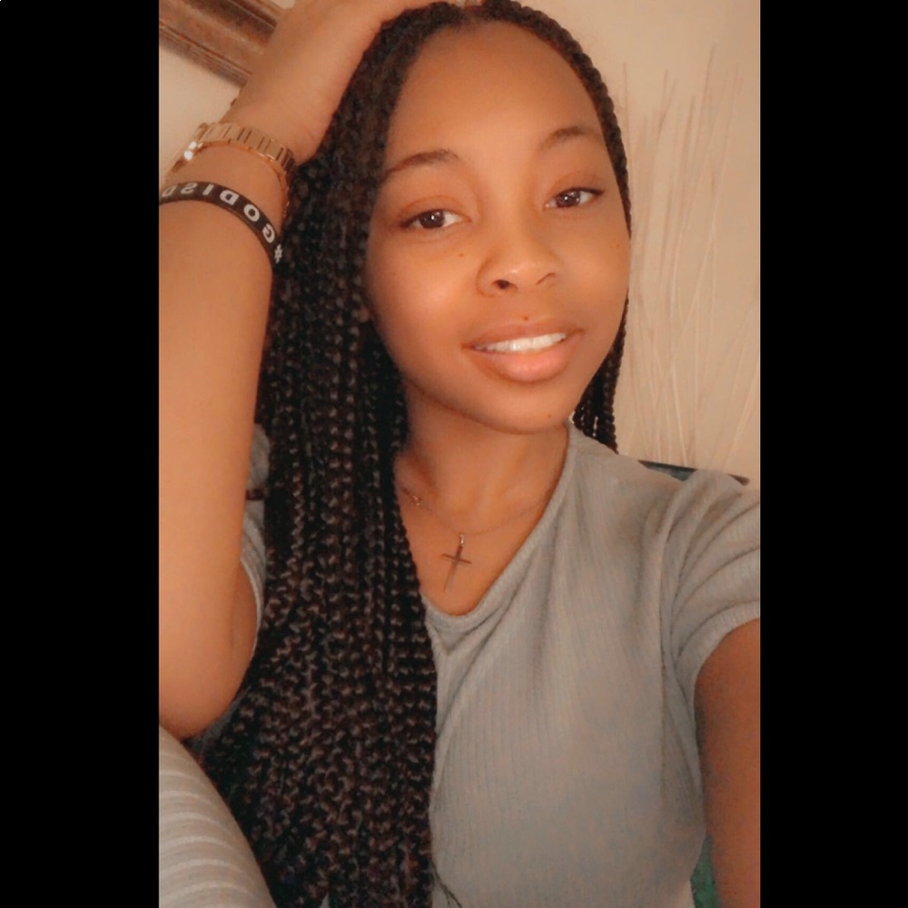 Meet your Posher, Nia